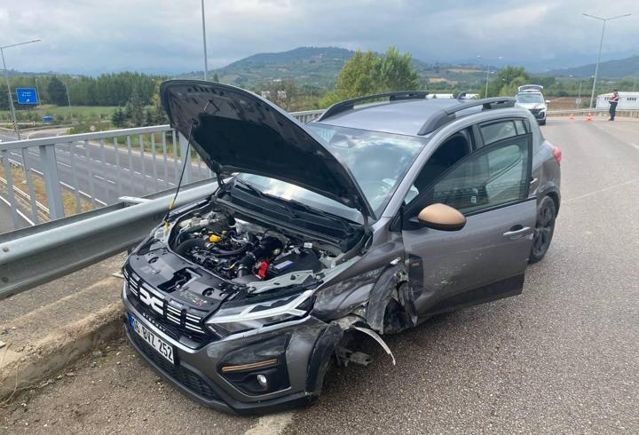 İnegöl'de otomobil bariyerlere çarptı: 2 yaralı