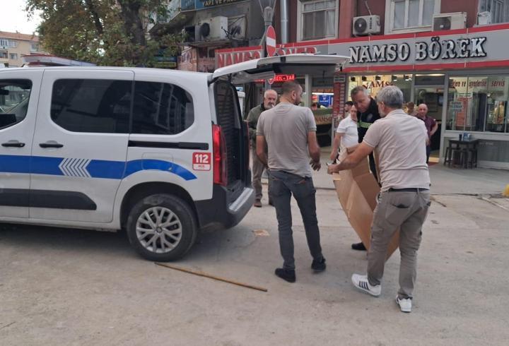 Ekip aracına giren yavru kediyi itfaiye kurtardı