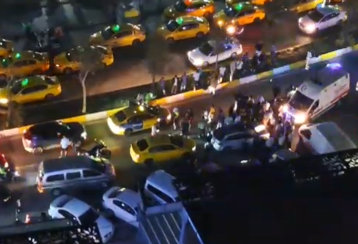Esenyurt'ta trafikteki 2 sürücünün kavgası kamerada