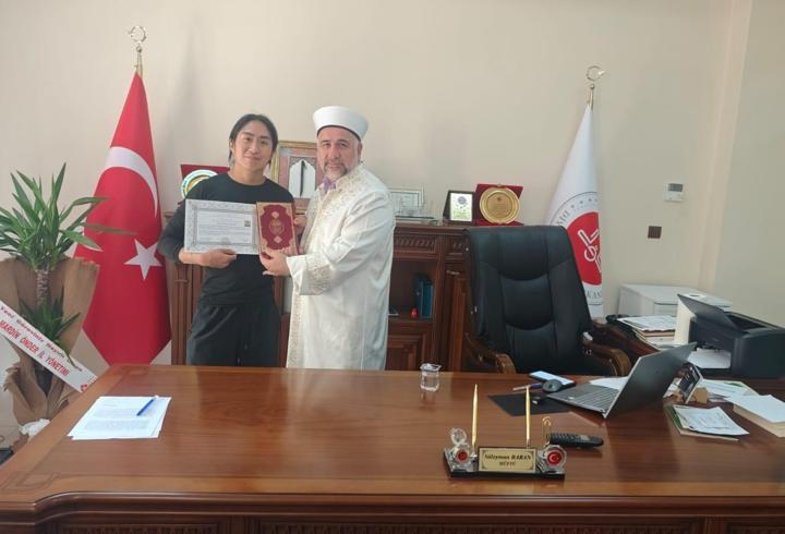 Mardin’e gezmeye gelen Güney Koreli Shaevn, İslam’ı seçerek Abdullah ismini aldı