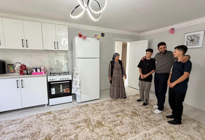 Yarım kalan evlerinde ders çalışıp fen lisesini kazanan ikizler, yeni yuvalarına kavuştu / Ek fotoğraflar