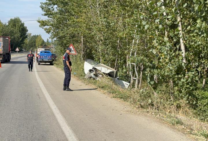 Otomobil, elektrik direğine çarptı; sürücü yaralandı, eşi öldü