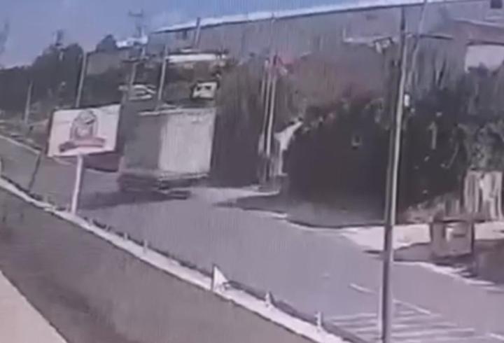 Silivri'de sürücüsünün hakimiyetini kaybettiği otomobil takla attı; kaza kamerada
