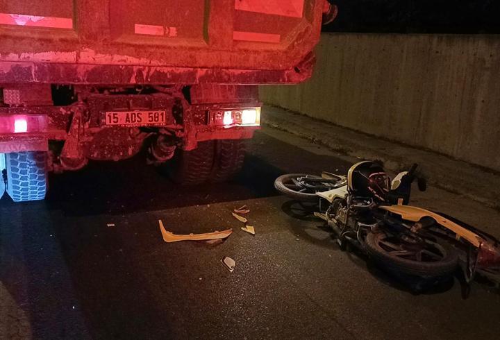 Kamyona çarpan motosiklet sürücüsü yaralandı