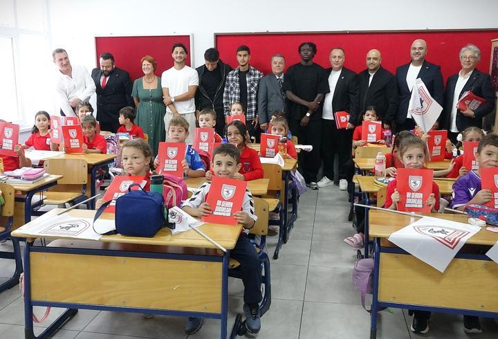 Samsunspor, minik taraftarlarını defter kampanyasında buluşturdu