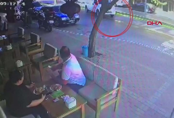 Ölümle burun buruna getiren yemek! Kontrolden çıkan araç kafeye böyle daldı: 1 yaralı