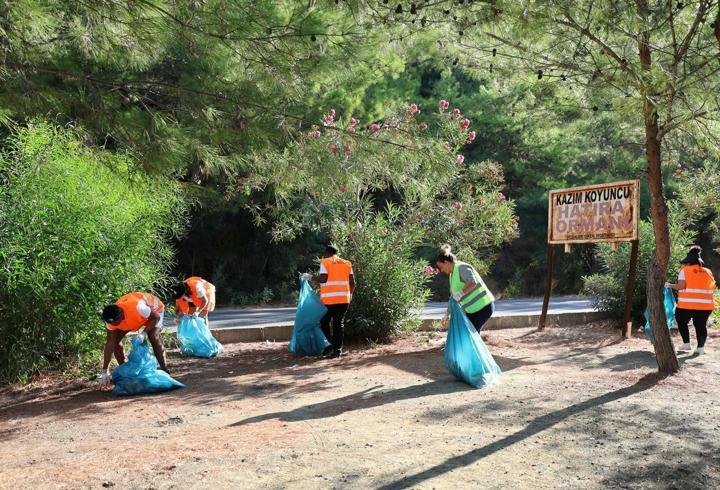 Kruvaziyer personelinden Marmaris'te çevre temizliği
