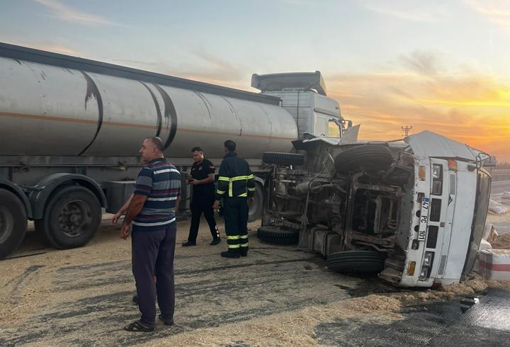 TIR ile çarpışarak devrilen saman yüklü kamyonetin sürücüsü yaralandı