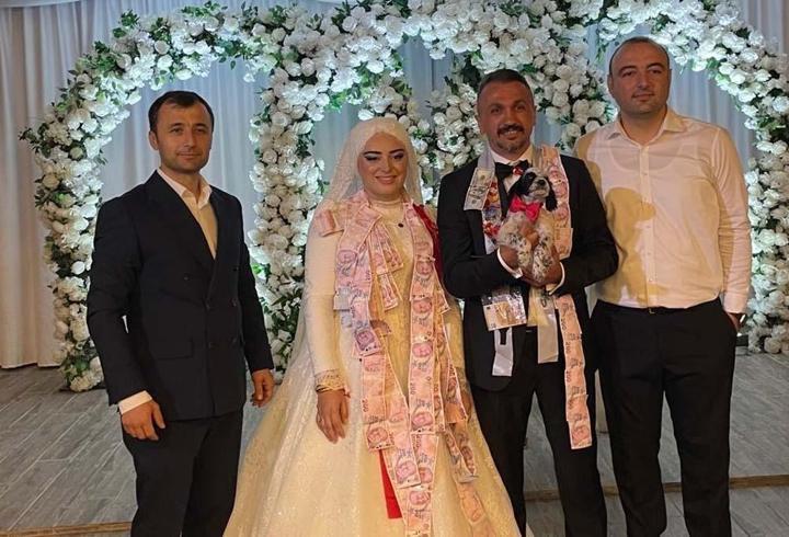Düğündeki takı töreninde ilginç anlar! "Damadın arkadaşından özel av köpeği yavrusu"