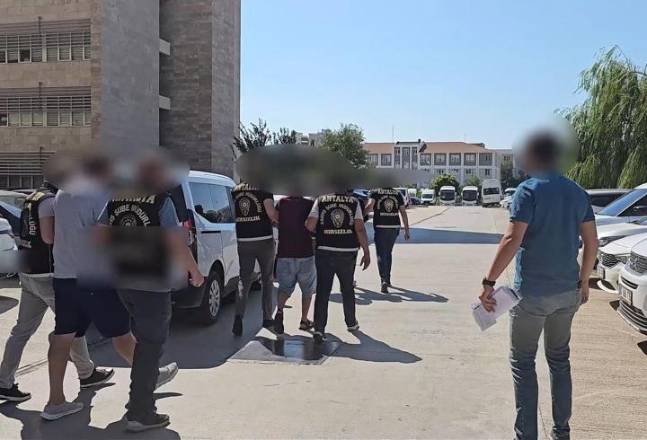 Sinyal kesici cihazla araçtan hırsızlık yapan 3 şüpheli tutuklandı