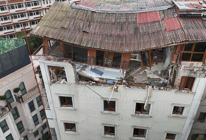 Fatih'te yıkım kararı verilen otelin çatı katı çöktü; araçlar hasar gördü