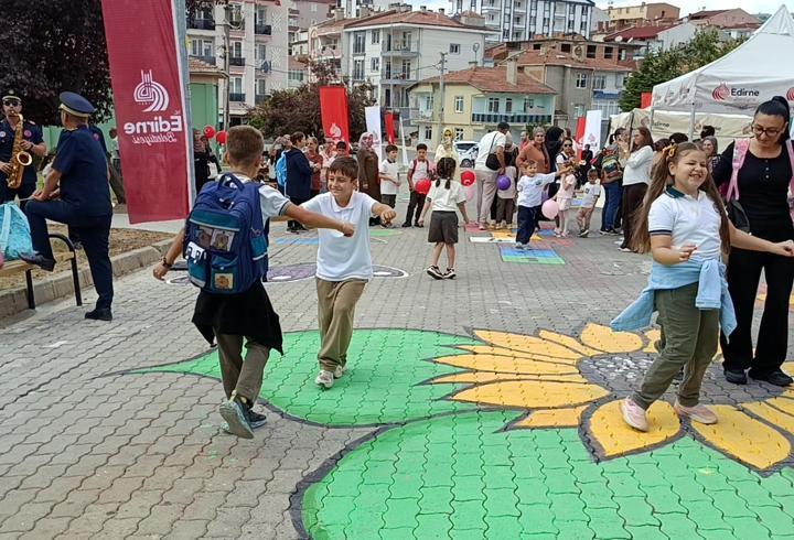 Edirne'de ilkokulun önü trafiğe kapatılıp, çocuk sokağına dönüştürüldü