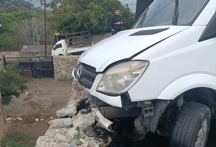 Sarıyer'de duvara çarpan okul servisinin şoförü yaralandı