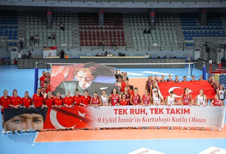 İzmir'in kurtuluşu voleybolla taçlandı