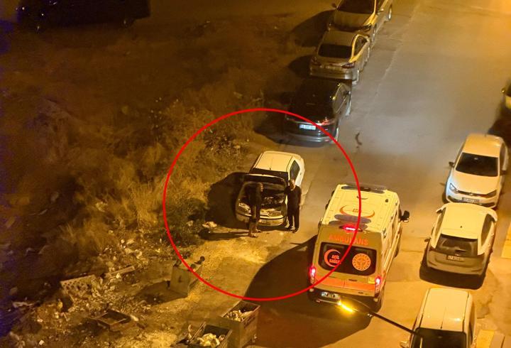 Gece yarısı kornası takılı kalan otomobil, mahalleyi ayağa kaldırdı