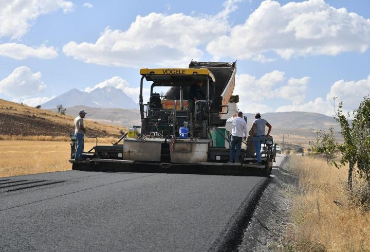 Kayseri’de yol genişletme ve sıcak asfalt çalışmaları sürüyor