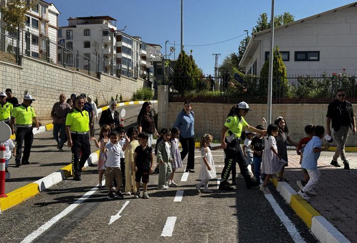 Elazığ'da öğrencilere uygulamalı trafik eğitimi verildi