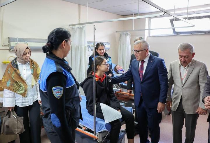 Sivas'ta öğrenci servisi ile polis aracı çarpıştı: 16 kişi yaralandı