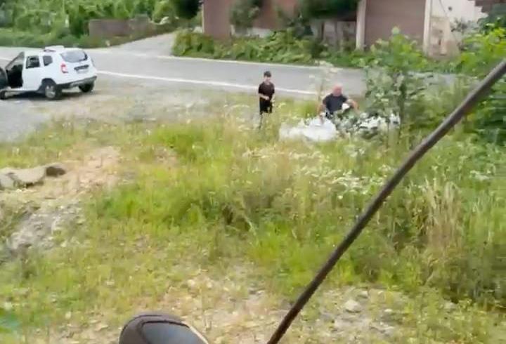 İlkel teleferikle tehlikeli yolculuk kamerada