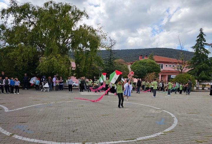 Dursunbey'de uçurtmalar Gazzeli çocuklar için gökyüzüne bırakıldı