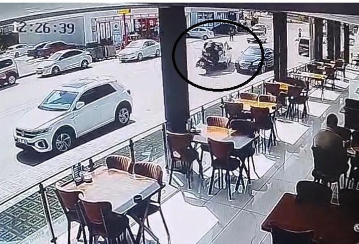 Hafif ticari araç ile üç tekerlekli motosiklet çarpıştı; kaza anı kamerada