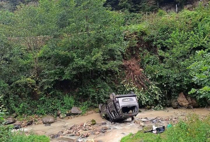 Hafif ticari araç dereye yuvarlandı; 3’ü ağır, 5 yaralı