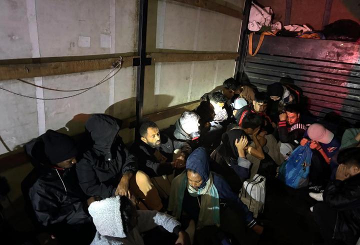 Tekirdağ'da şüphe üzerine durduruldu: Kamyonetten 19 kaçak göçmen çıktı