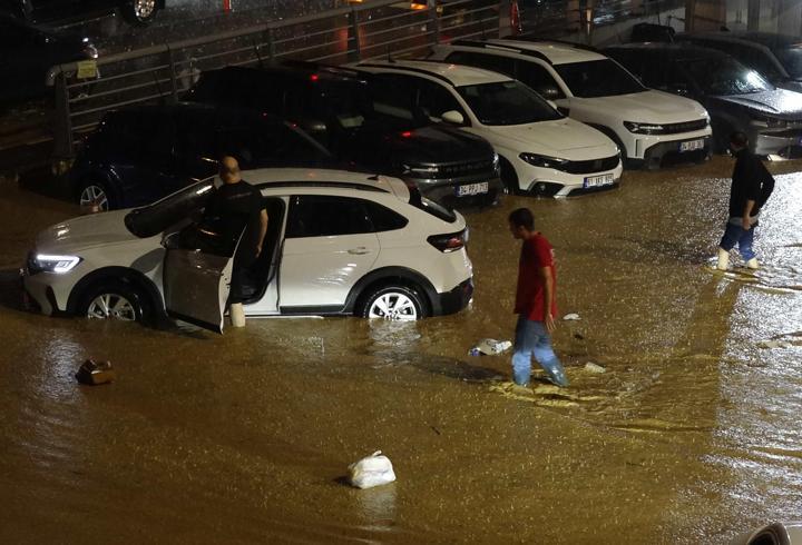 Trabzon'da sağanak cadde ve sokakları göle çevirdi