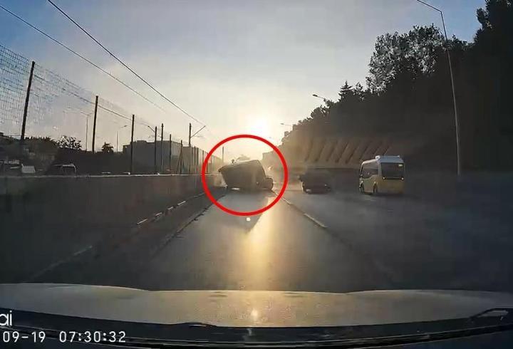 Kamyonetin çarptığı hafif ticari araç, otomobilin üstüne devrildi; kaza kamerada