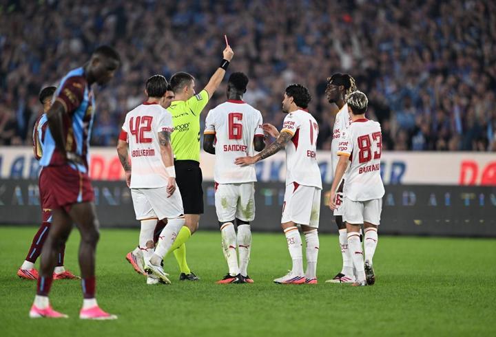 Galatasaray'da savunma alarm verdi! Son 60 yılın en kötüsü...