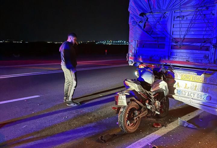 TIR'a arkadan çarpan motosikletin sürücüsü ağır yaralandı