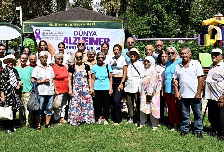 Muratpaşa, Alzheimer farkındalığı için yaşlı evlerinde buluştu