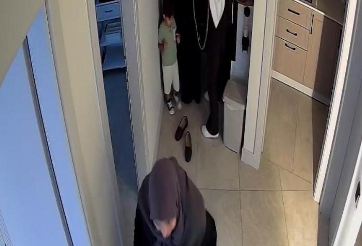 75 yaşındaki kadın, güzellik merkezine 'kirlenmesin' diye ayakkabısını çıkarıp girdi