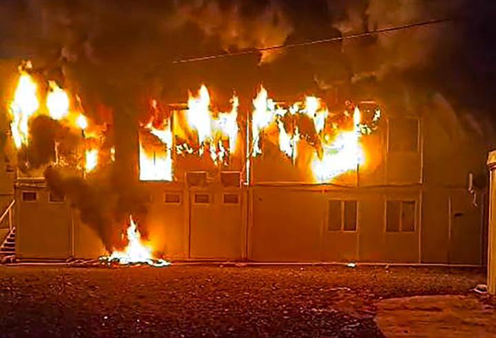 İnşaat işçilerinin yatakhanesi yandı; 5 işçi dumandan etkilendi