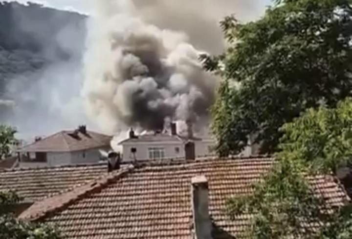 Sarıyer’de binanın çatısında çıkan yangın söndürüldü