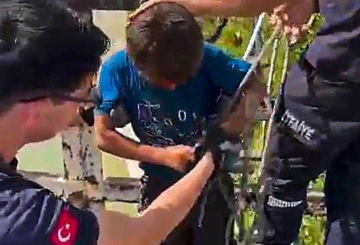 Sulama kanalına düşen çocuğu itfaiye kurtardı
