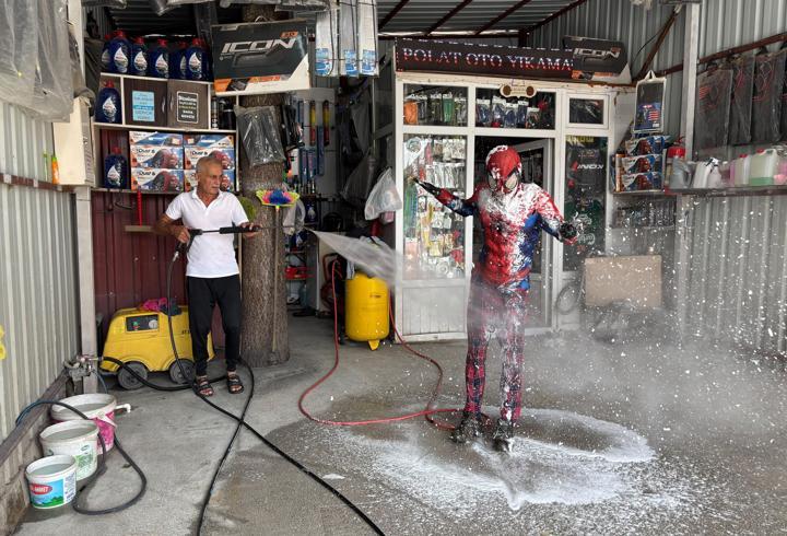 Türkiye’yi gezen Örümcek Adam’ı hortumla yıkadılar