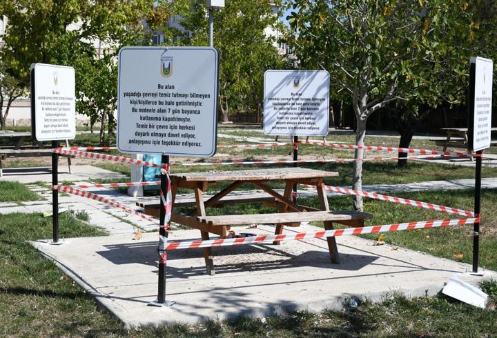 Park kirli bırakılması nedeniyle 7 gün kapatılan oturma grubu açıldı, kirletilen diğeri kapatıldı