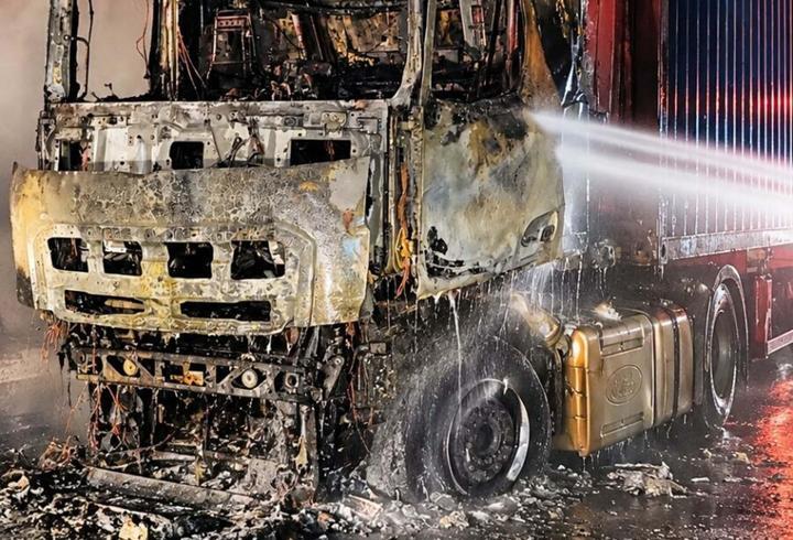 Bayraklı Tünelleri'nde TIR yangını