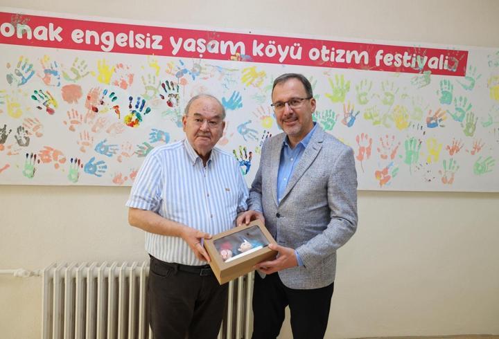 Kasapoğlu: “Burhan Özfatura’yı İzmir’e hizmetleri ve engelli bireyler için verdiği emekle hatırlayacağız”