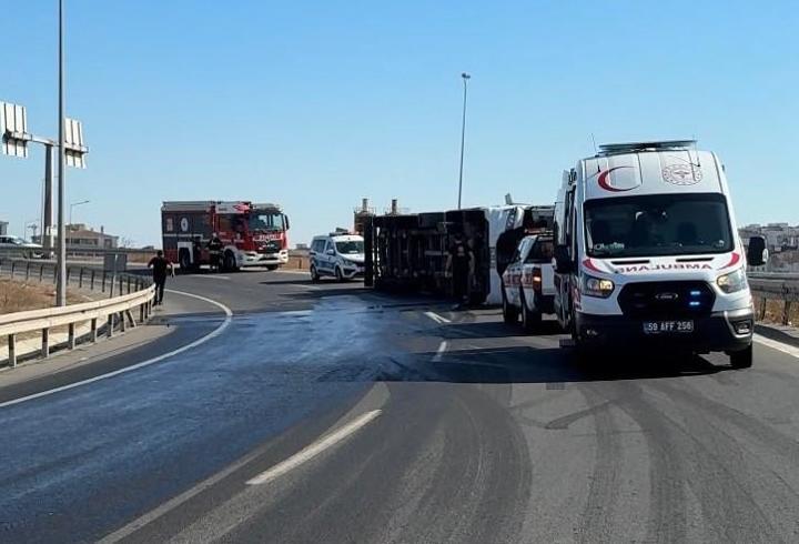 Tekirdağ'da devrilen tırın sürücüsü yaralandı
