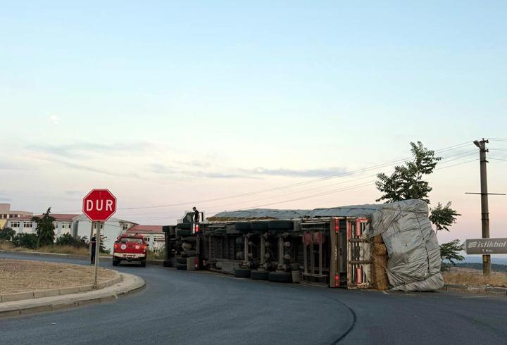 Devrilen TIR'ın sürücüsü aracı bırakıp gitti