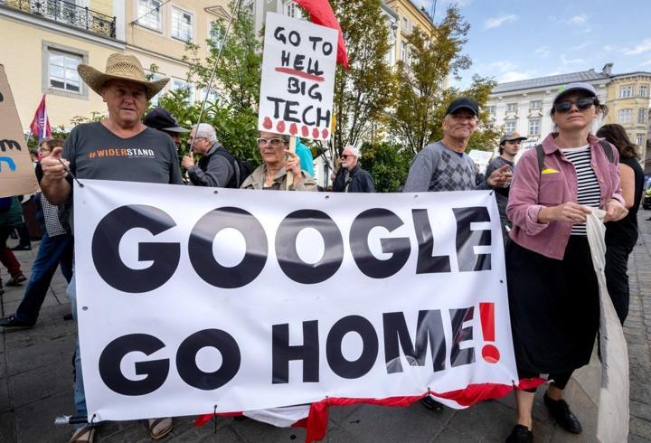 Avusturya'da halk sokaklara döküldü: "Google evine git"