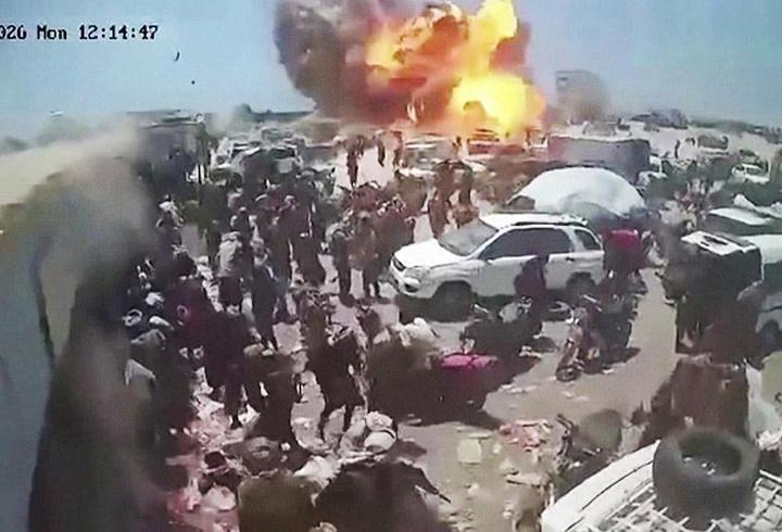 Yemen'de pazar yerine saldırı anı