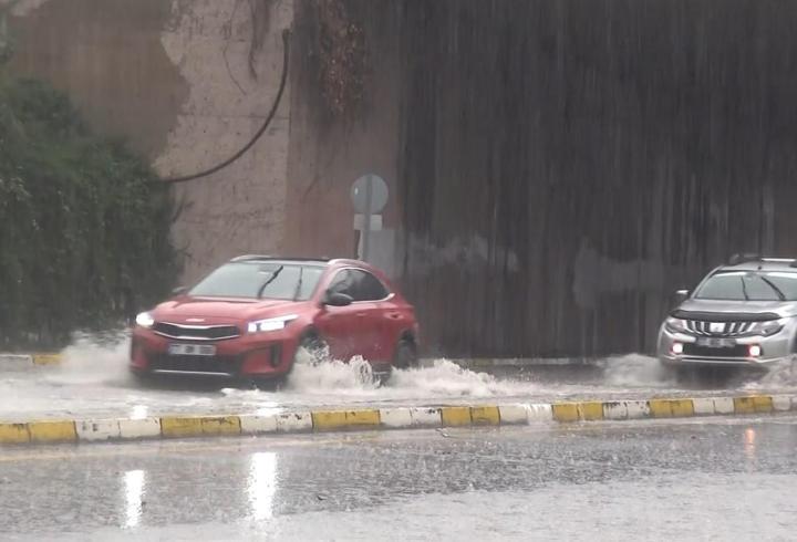 Yalova’da sağanak nedeniyle yollar göle döndü