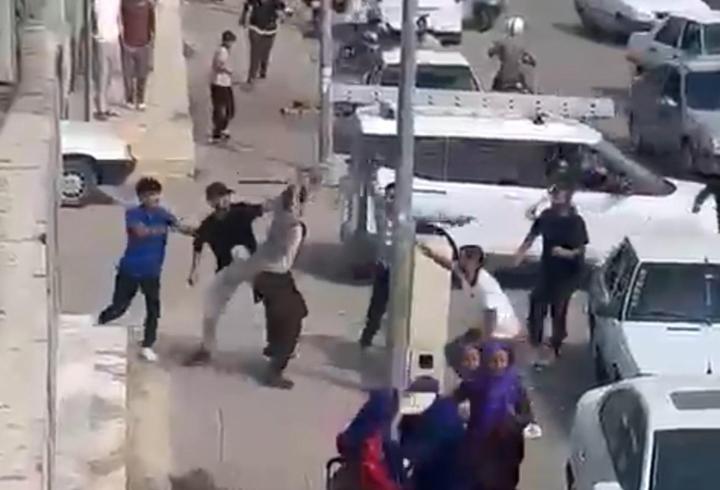 Şanlıurfa'da iki grubun taşlı, sopalı kavgası kamerada; 9 yaralı