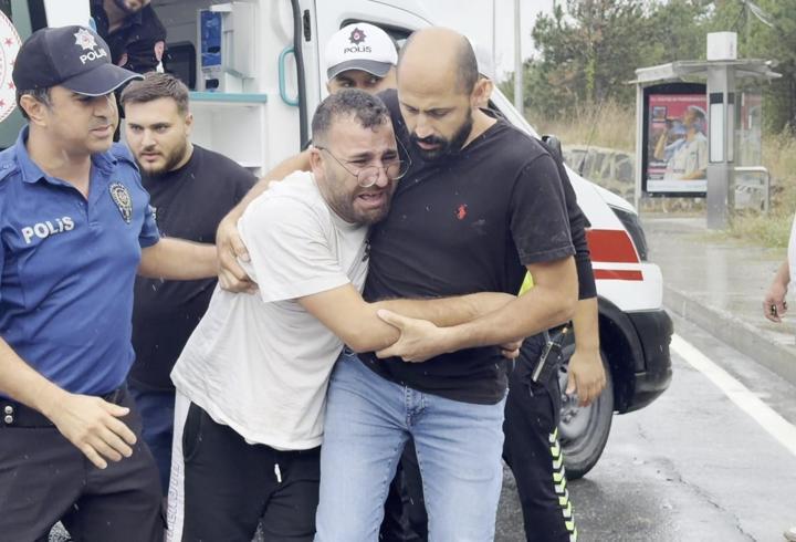 Arnavutköy'de yağış nedeniyle kayganlaşan yola devrilen kamyona hafriyat aracı çarptı; 2 yaralı