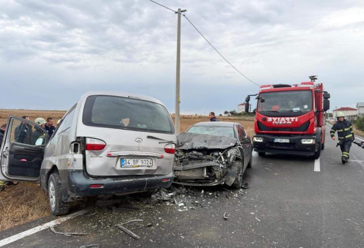 Tekirdağ'da otomobille minibüs çarpıştı: 2'si çocuk, 6 yaralı
