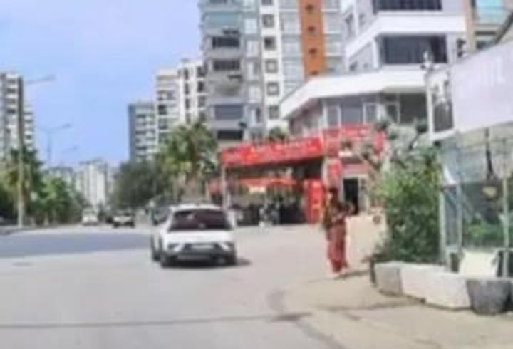 Kaldırımda yürüyen yaya, el freni çekilmeyen otomobilin altında kalmaktan son anda kurtuldu; o anlar kameraya yansıdı