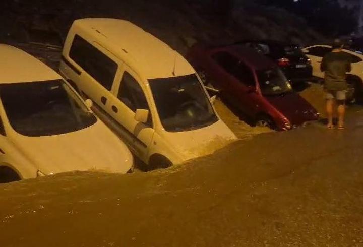 Ankara'da sel nedeniyle yol çöktü! Çok sayıda araç hasar gördü